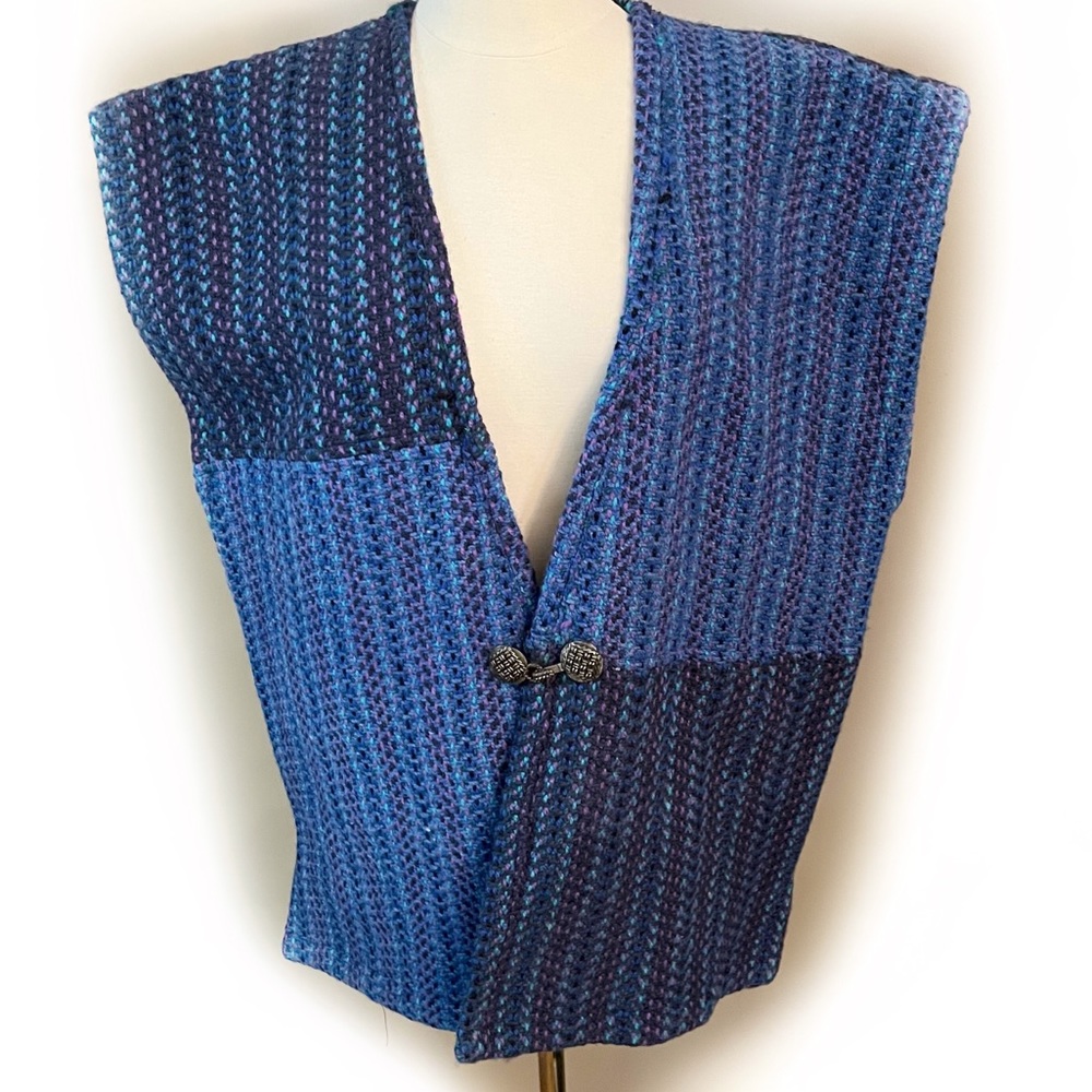 HANDWOVEN poncho with metal clasp one size